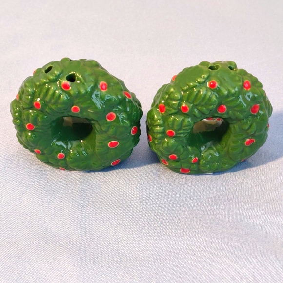 Sonoma Wreath Salt & Pepper Shakers - Picture 3 of 4